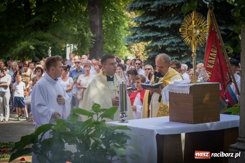 Zdjęcie w galerii na portalu naszraciborz.pl: Tłumy wiernych wzięły udział w procesji Bożego Ciała w parafii NSPJ. FOTO i WIDEO wiadomości z regionu