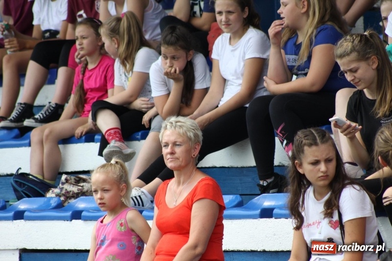 Zdjęcie w galerii na portalu naszraciborz.pl: Młodzieżowe drużyny palanta z Cyprzanowa i Wojnowic szlifują formę  wiadomości z regionu