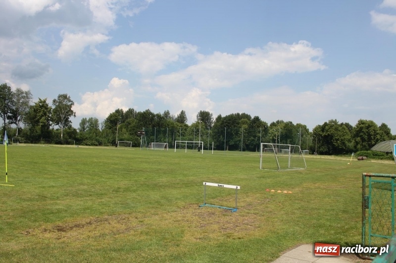 Zdjęcie w galerii na portalu naszraciborz.pl: Młodzieżowe drużyny palanta z Cyprzanowa i Wojnowic szlifują formę  wiadomości z regionu