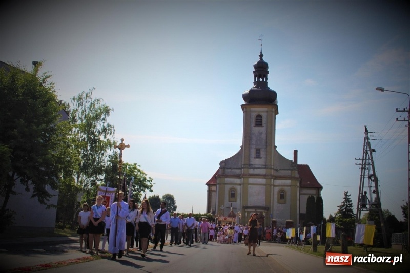Zdjęcie w galerii na portalu naszraciborz.pl: W Wojnowicach dwa nowe ołtarze na Boże Ciało  wiadomości z regionu