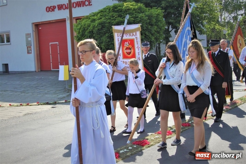 Zdjęcie w galerii na portalu naszraciborz.pl: W Wojnowicach dwa nowe ołtarze na Boże Ciało  wiadomości z regionu