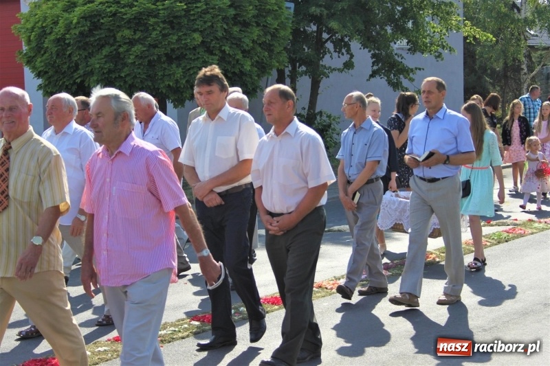 Zdjęcie w galerii na portalu naszraciborz.pl: W Wojnowicach dwa nowe ołtarze na Boże Ciało  wiadomości z regionu