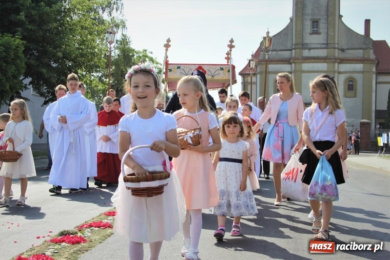 Zdjęcie w galerii na portalu naszraciborz.pl: W Wojnowicach dwa nowe ołtarze na Boże Ciało  wiadomości z regionu