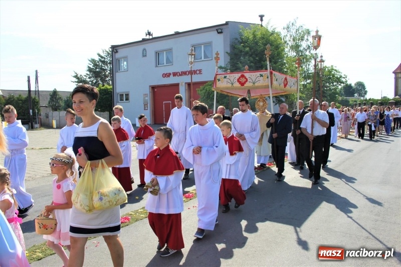 Zdjęcie w galerii na portalu naszraciborz.pl: W Wojnowicach dwa nowe ołtarze na Boże Ciało  wiadomości z regionu