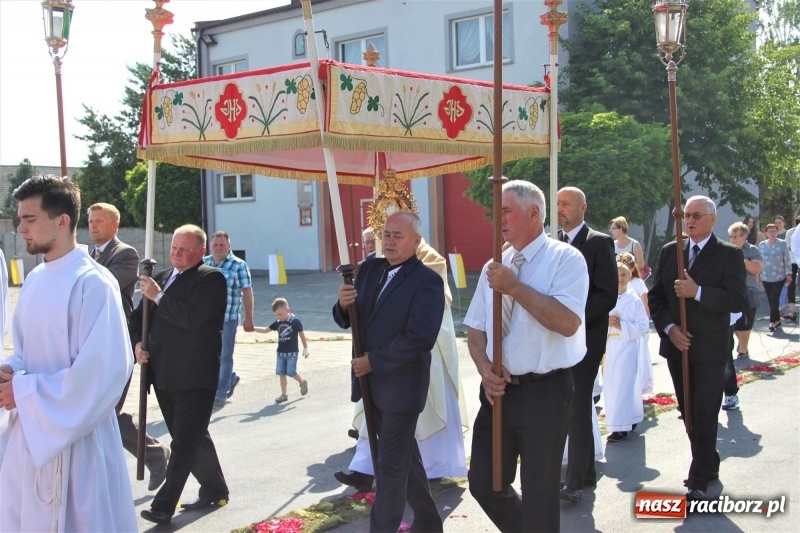 Zdjęcie w galerii na portalu naszraciborz.pl: W Wojnowicach dwa nowe ołtarze na Boże Ciało  wiadomości z regionu