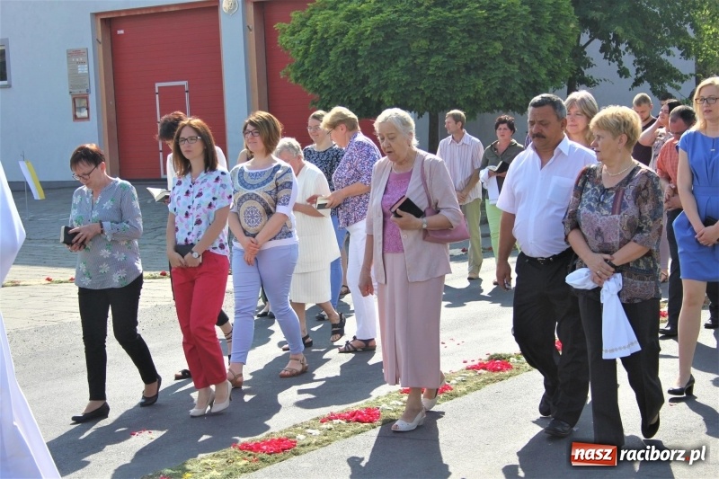 Zdjęcie w galerii na portalu naszraciborz.pl: W Wojnowicach dwa nowe ołtarze na Boże Ciało  wiadomości z regionu