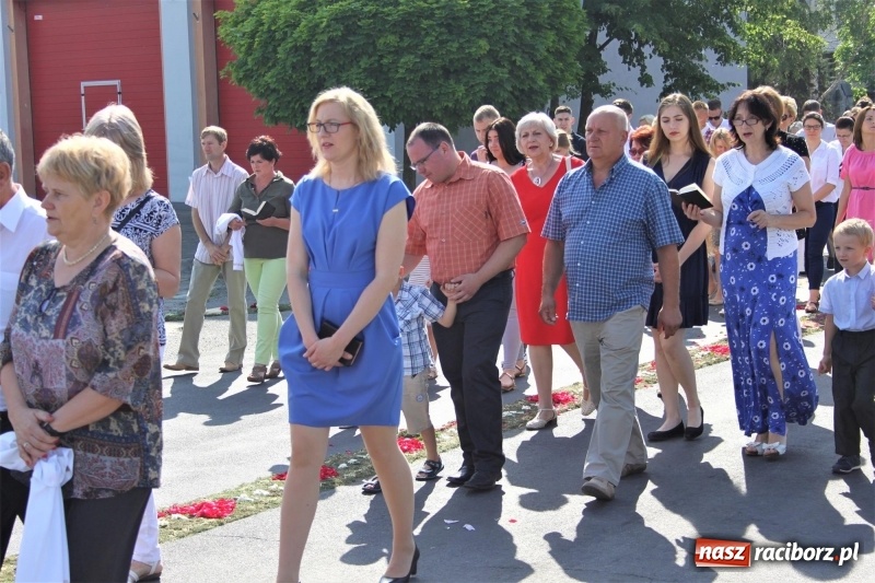 Zdjęcie w galerii na portalu naszraciborz.pl: W Wojnowicach dwa nowe ołtarze na Boże Ciało  wiadomości z regionu