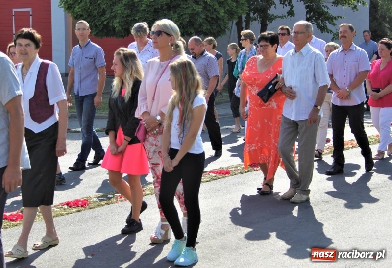 Zdjęcie w galerii na portalu naszraciborz.pl: W Wojnowicach dwa nowe ołtarze na Boże Ciało  wiadomości z regionu