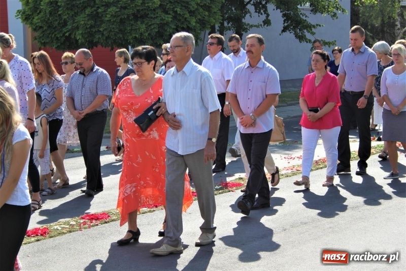 Zdjęcie w galerii na portalu naszraciborz.pl: W Wojnowicach dwa nowe ołtarze na Boże Ciało  wiadomości z regionu