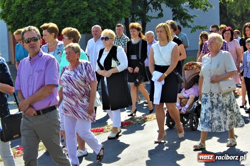 Zdjęcie w galerii na portalu naszraciborz.pl: W Wojnowicach dwa nowe ołtarze na Boże Ciało  wiadomości z regionu