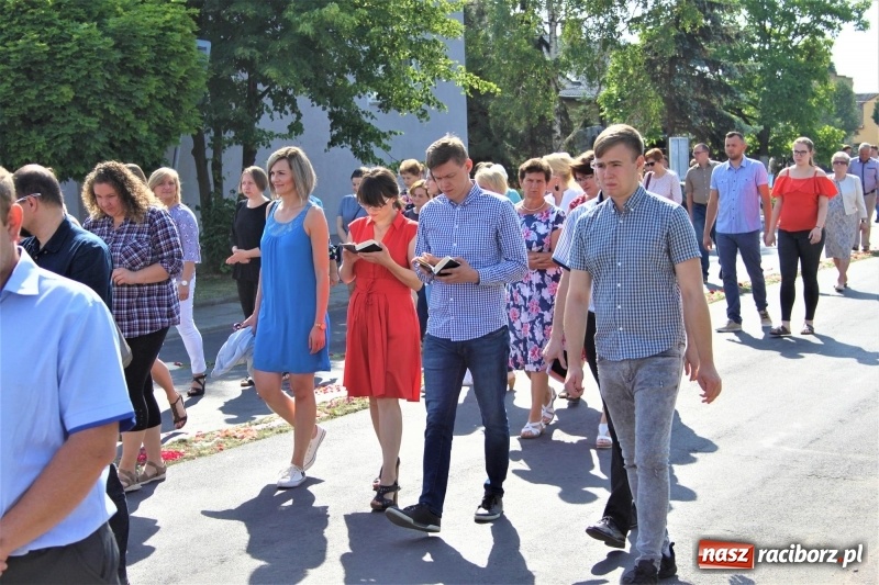 Zdjęcie w galerii na portalu naszraciborz.pl: W Wojnowicach dwa nowe ołtarze na Boże Ciało  wiadomości z regionu