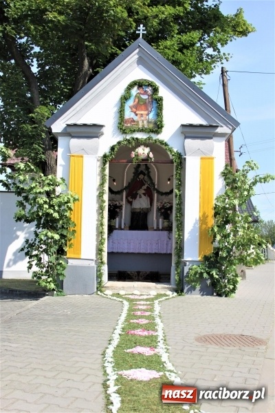 Zdjęcie w galerii na portalu naszraciborz.pl: W Wojnowicach dwa nowe ołtarze na Boże Ciało  wiadomości z regionu