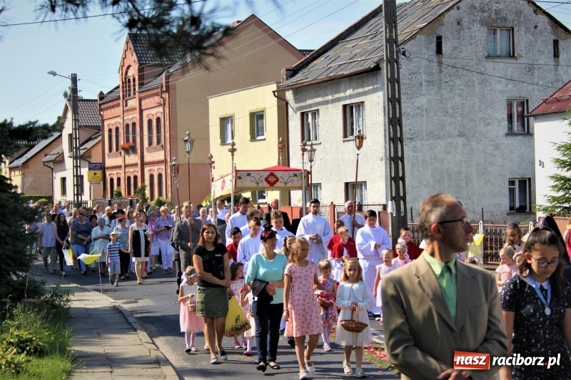 Zdjęcie w galerii na portalu naszraciborz.pl: W Wojnowicach dwa nowe ołtarze na Boże Ciało  wiadomości z regionu