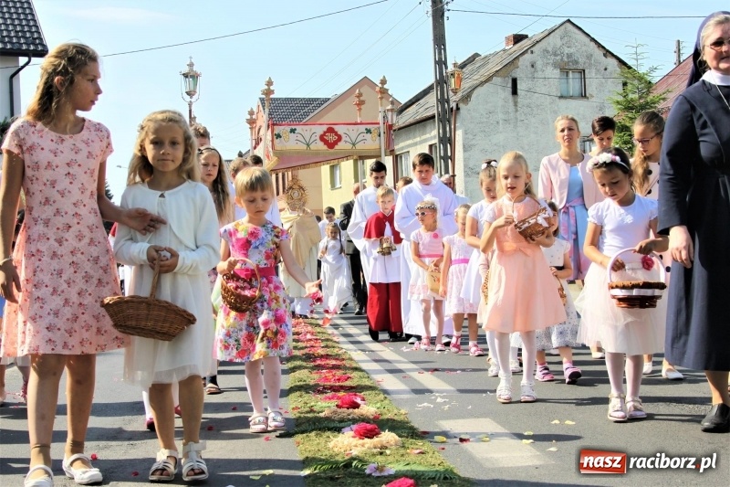 Zdjęcie w galerii na portalu naszraciborz.pl: W Wojnowicach dwa nowe ołtarze na Boże Ciało  wiadomości z regionu