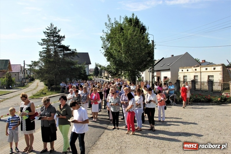Zdjęcie w galerii na portalu naszraciborz.pl: W Wojnowicach dwa nowe ołtarze na Boże Ciało  wiadomości z regionu