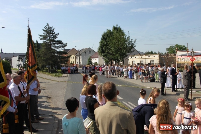 Zdjęcie w galerii na portalu naszraciborz.pl: W Wojnowicach dwa nowe ołtarze na Boże Ciało  wiadomości z regionu