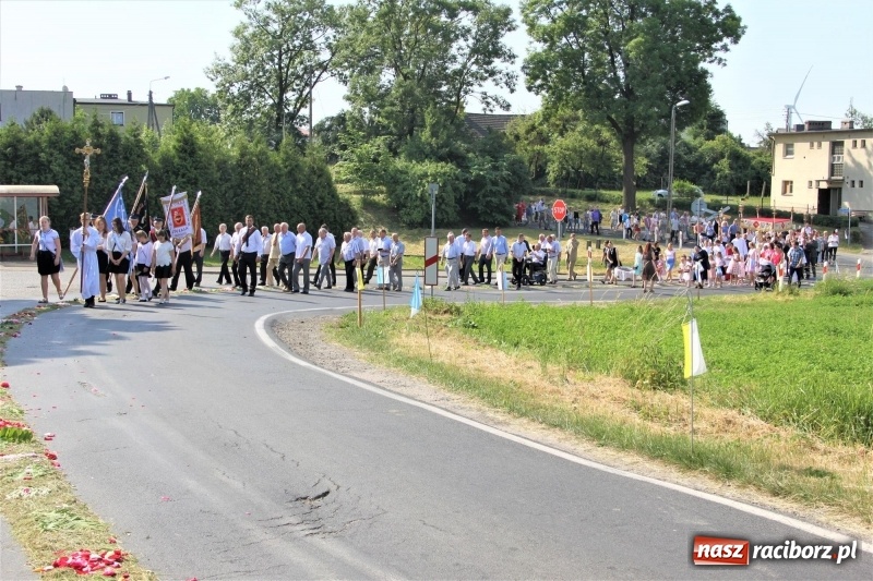 Zdjęcie w galerii na portalu naszraciborz.pl: W Wojnowicach dwa nowe ołtarze na Boże Ciało  wiadomości z regionu