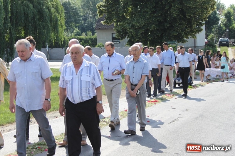 Zdjęcie w galerii na portalu naszraciborz.pl: W Wojnowicach dwa nowe ołtarze na Boże Ciało  wiadomości z regionu