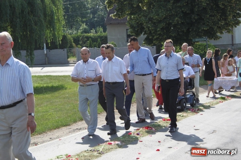 Zdjęcie w galerii na portalu naszraciborz.pl: W Wojnowicach dwa nowe ołtarze na Boże Ciało  wiadomości z regionu