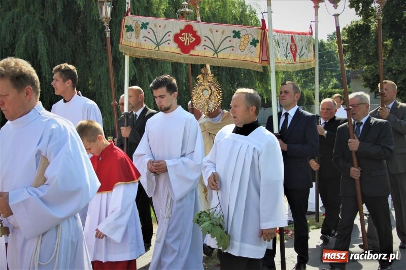 Zdjęcie w galerii na portalu naszraciborz.pl: W Wojnowicach dwa nowe ołtarze na Boże Ciało  wiadomości z regionu