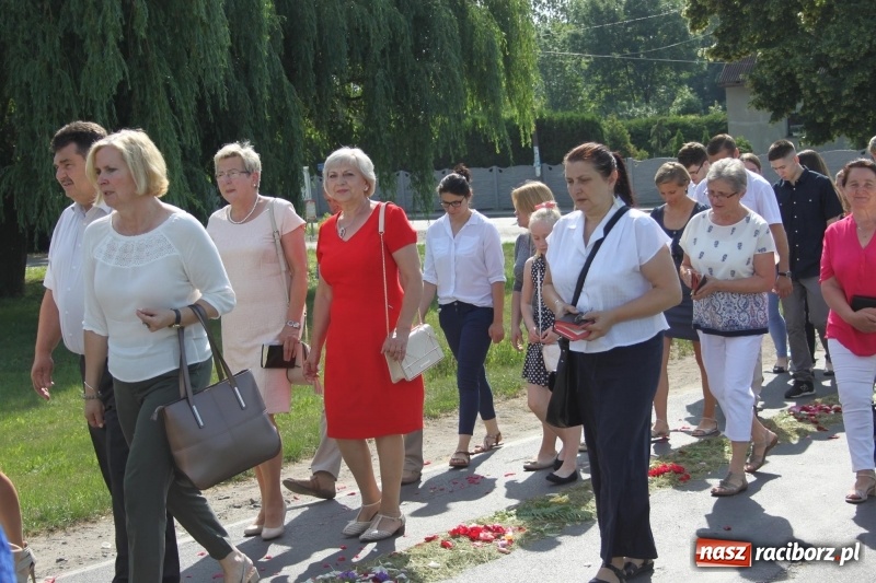 Zdjęcie w galerii na portalu naszraciborz.pl: W Wojnowicach dwa nowe ołtarze na Boże Ciało  wiadomości z regionu