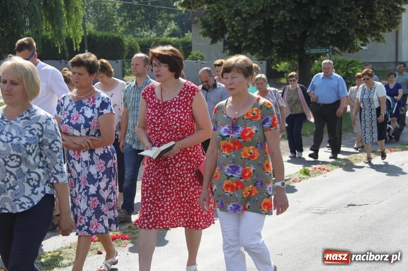 Zdjęcie w galerii na portalu naszraciborz.pl: W Wojnowicach dwa nowe ołtarze na Boże Ciało  wiadomości z regionu
