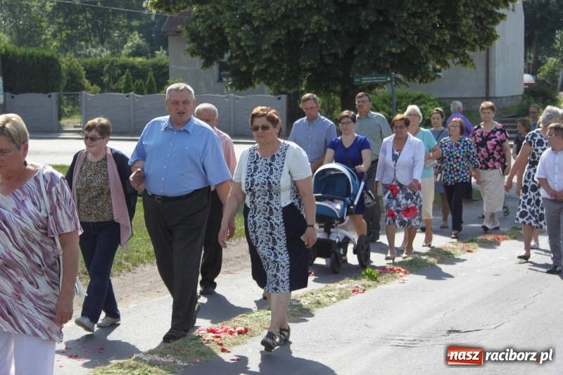 Zdjęcie w galerii na portalu naszraciborz.pl: W Wojnowicach dwa nowe ołtarze na Boże Ciało  wiadomości z regionu