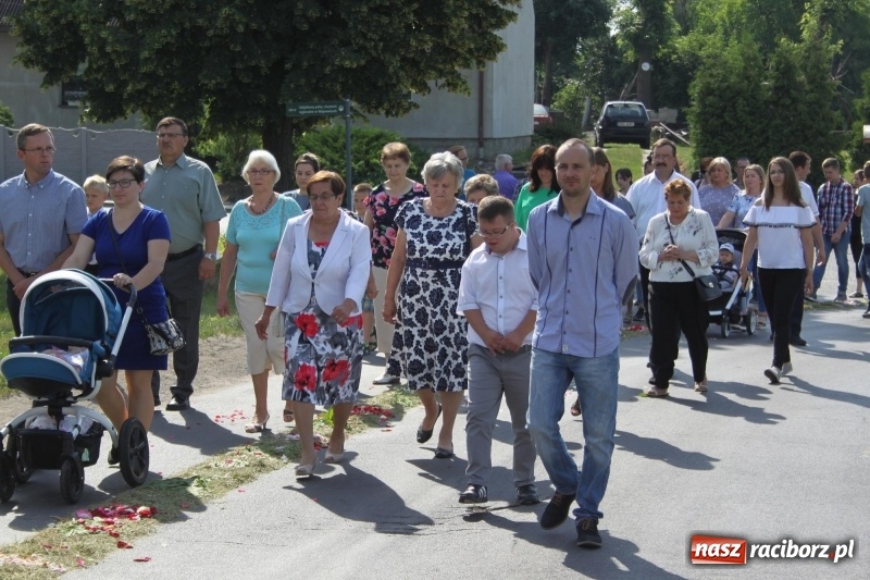 Zdjęcie w galerii na portalu naszraciborz.pl: W Wojnowicach dwa nowe ołtarze na Boże Ciało  wiadomości z regionu