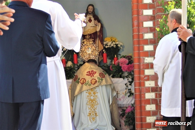 Zdjęcie w galerii na portalu naszraciborz.pl: W Wojnowicach dwa nowe ołtarze na Boże Ciało  wiadomości z regionu
