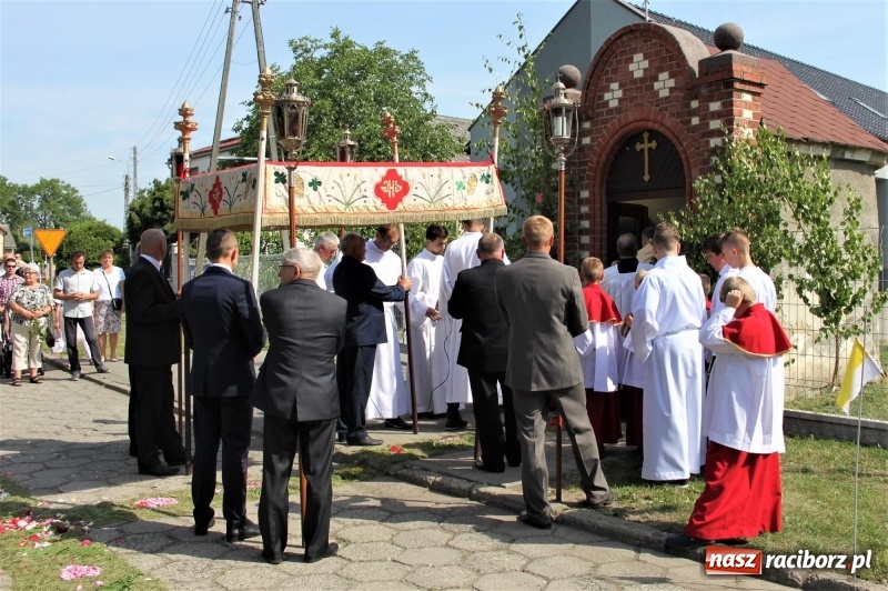 Zdjęcie w galerii na portalu naszraciborz.pl: W Wojnowicach dwa nowe ołtarze na Boże Ciało  wiadomości z regionu