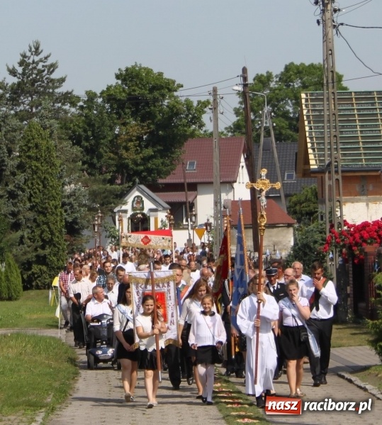 Zdjęcie w galerii na portalu naszraciborz.pl: W Wojnowicach dwa nowe ołtarze na Boże Ciało  wiadomości z regionu