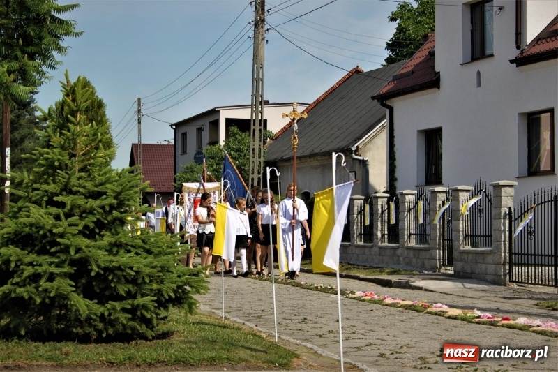Zdjęcie w galerii na portalu naszraciborz.pl: W Wojnowicach dwa nowe ołtarze na Boże Ciało  wiadomości z regionu