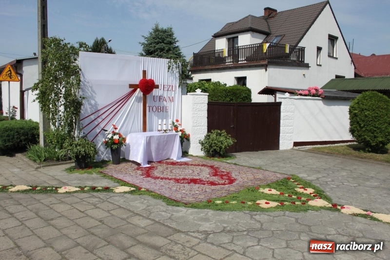 Zdjęcie w galerii na portalu naszraciborz.pl: W Wojnowicach dwa nowe ołtarze na Boże Ciało  wiadomości z regionu