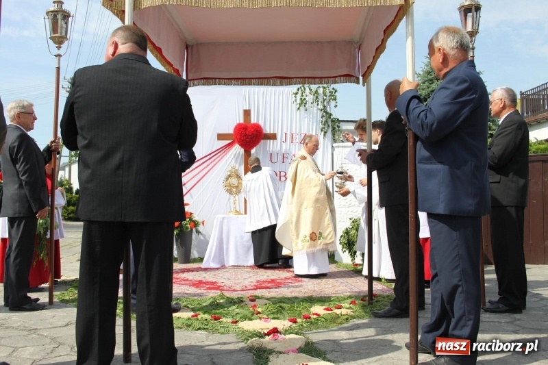 Zdjęcie w galerii na portalu naszraciborz.pl: W Wojnowicach dwa nowe ołtarze na Boże Ciało  wiadomości z regionu