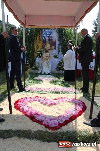 Zdjęcie w galerii na portalu naszraciborz.pl: W Wojnowicach dwa nowe ołtarze na Boże Ciało  wiadomości z regionu