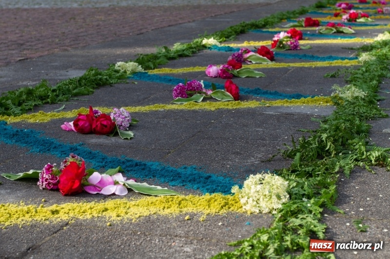Zdjęcie w galerii na portalu naszraciborz.pl: Procesja z Chrystusem i Matką Bożą Raciborską  wiadomości z regionu