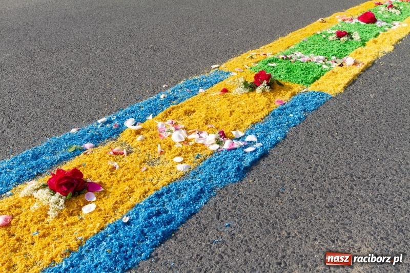 Zdjęcie w galerii na portalu naszraciborz.pl: Procesja z Chrystusem i Matką Bożą Raciborską  wiadomości z regionu