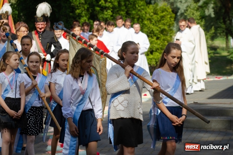 Zdjęcie w galerii na portalu naszraciborz.pl: Procesja z Chrystusem i Matką Bożą Raciborską  wiadomości z regionu