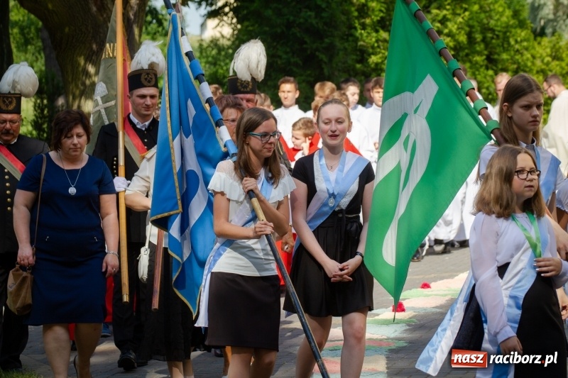 Zdjęcie w galerii na portalu naszraciborz.pl: Procesja z Chrystusem i Matką Bożą Raciborską  wiadomości z regionu