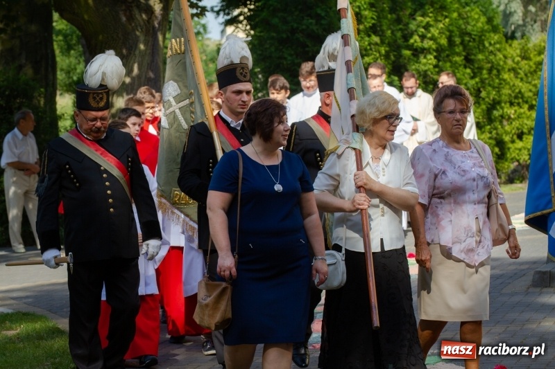 Zdjęcie w galerii na portalu naszraciborz.pl: Procesja z Chrystusem i Matką Bożą Raciborską  wiadomości z regionu