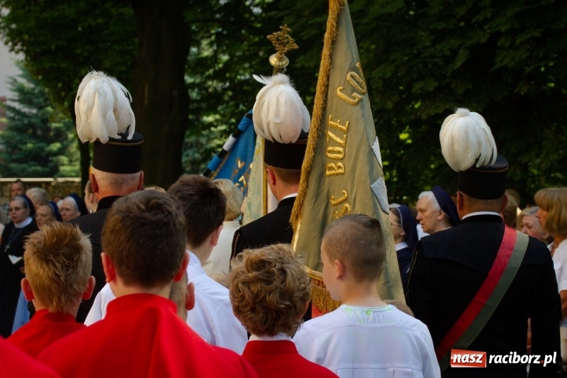 Zdjęcie w galerii na portalu naszraciborz.pl: Procesja z Chrystusem i Matką Bożą Raciborską  wiadomości z regionu