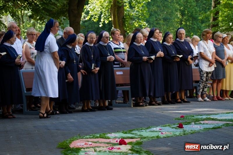 Zdjęcie w galerii na portalu naszraciborz.pl: Procesja z Chrystusem i Matką Bożą Raciborską  wiadomości z regionu