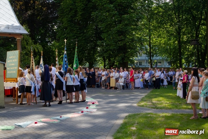 Zdjęcie w galerii na portalu naszraciborz.pl: Procesja z Chrystusem i Matką Bożą Raciborską  wiadomości z regionu