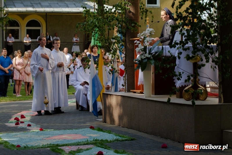Zdjęcie w galerii na portalu naszraciborz.pl: Procesja z Chrystusem i Matką Bożą Raciborską  wiadomości z regionu
