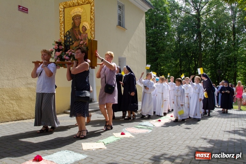 Zdjęcie w galerii na portalu naszraciborz.pl: Procesja z Chrystusem i Matką Bożą Raciborską  wiadomości z regionu