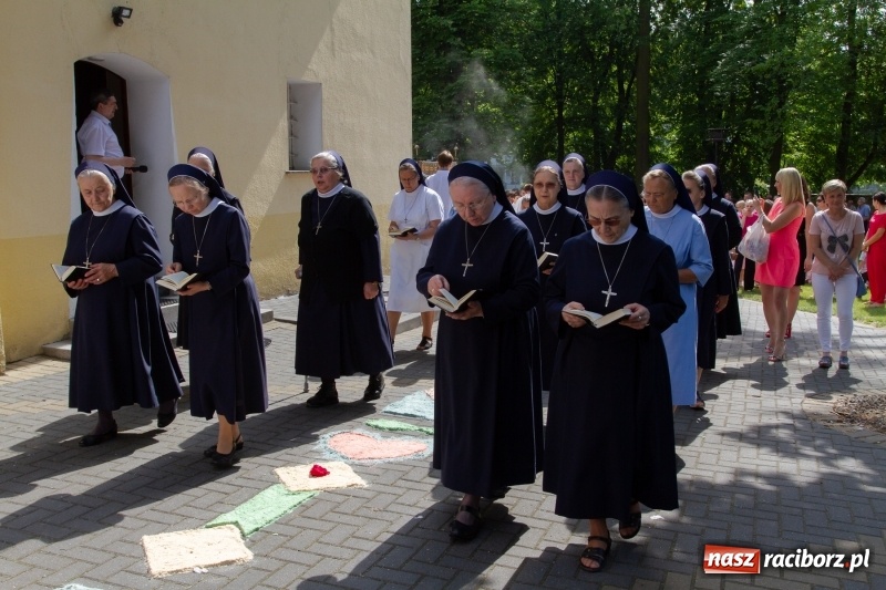 Zdjęcie w galerii na portalu naszraciborz.pl: Procesja z Chrystusem i Matką Bożą Raciborską  wiadomości z regionu