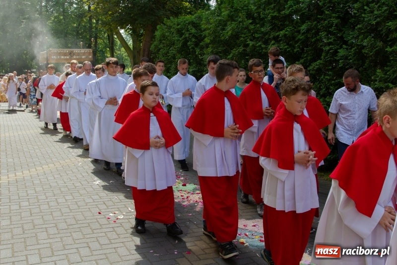 Zdjęcie w galerii na portalu naszraciborz.pl: Procesja z Chrystusem i Matką Bożą Raciborską  wiadomości z regionu