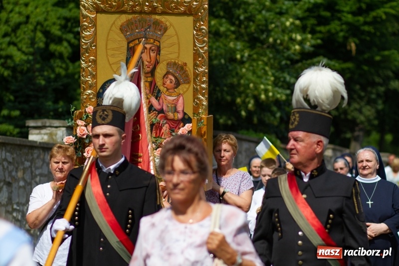 Zdjęcie w galerii na portalu naszraciborz.pl: Procesja z Chrystusem i Matką Bożą Raciborską  wiadomości z regionu