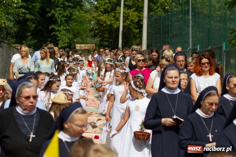 Zdjęcie w galerii na portalu naszraciborz.pl: Procesja z Chrystusem i Matką Bożą Raciborską  wiadomości z regionu