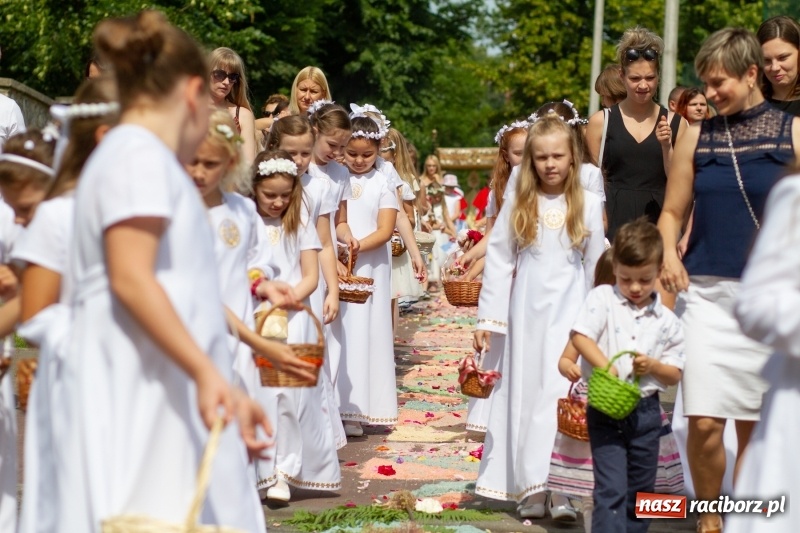 Zdjęcie w galerii na portalu naszraciborz.pl: Procesja z Chrystusem i Matką Bożą Raciborską  wiadomości z regionu